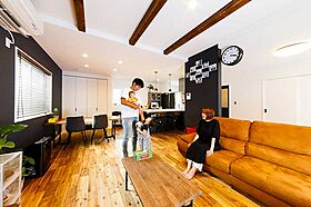 株式会社フィックスホームの施工事例「「好き」をかたちにした、人が集まる広々リビングの家」のメイン画像