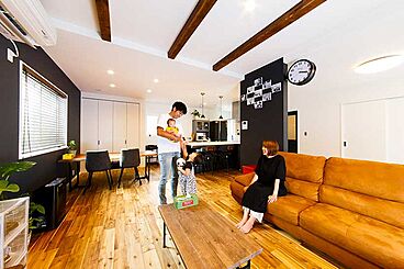 株式会社フィックスホームの施工事例「「好き」をかたちにした、人が集まる広々リビングの家」の画像
