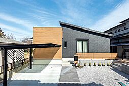 株式会社フィックスホームの施工事例「洗練されたミニマルデザインと、のびやかな勾配天井の平屋」の画像