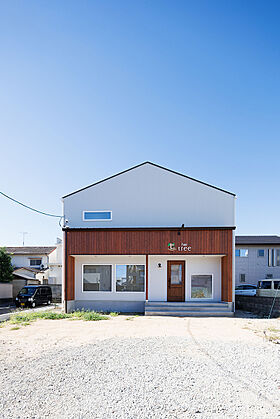 島色工務店の施工事例「大人気美容室とワンフロアで心地よく暮らす、憧れの店舗併用住宅」の画像8