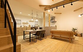 島色工務店の施工事例「超撥水「Sto」とモールテックスで魅せる広々LDK+ヒミツの空間がある家」の画像2