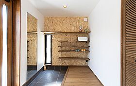 島色工務店の施工事例「海外暮らしの経験が息づく、ヌック×薪ストーブ×ロフトのある平屋」の画像1