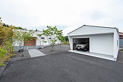 グラントモノ建築設計事務所 【軽井沢スタジオ】の施工事例「桜に臨む家【平屋/ガレージ/別荘/移住】」の画像