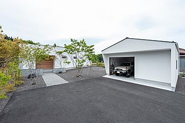 グラントモノ建築設計事務所 【軽井沢スタジオ】の施工事例「桜に臨む家【平屋/ガレージ/別荘/移住】」の画像