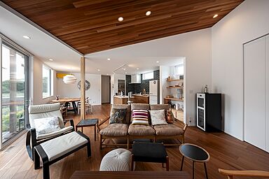 グラントモノ建築設計事務所 【軽井沢スタジオ】の施工事例「桜に臨む家【平屋/ガレージ/別荘/移住】」の画像1