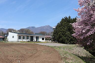 グラントモノ建築設計事務所 【軽井沢スタジオ】の施工事例「桜に臨む家【平屋/ガレージ/別荘/移住】」の画像8