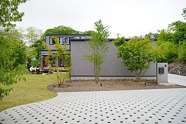 グラントモノ建築設計事務所 【軽井沢スタジオ】の施工事例「ナチュラルモダン/趣味/間取り図有 浅間山の風景に魅せられ移住、五感が喜ぶ暮らし」の画像1
