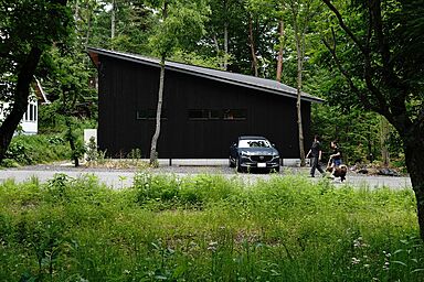 グラントモノ建築設計事務所 【軽井沢スタジオ】の施工事例「軽井沢の自然に馴染む焼杉の家【平屋/外構/庭/ペット/移住/別荘】」の画像