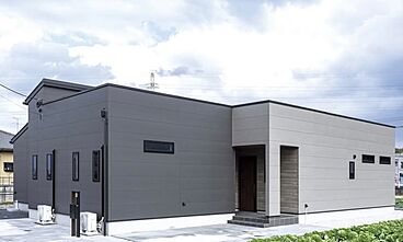 東建築|HIGASHIKENCHIKU|北九州の注文住宅工務店の施工事例「暮らしに寄り添う上質なグレートーンのシンプルモダンな平屋|東建築」の画像