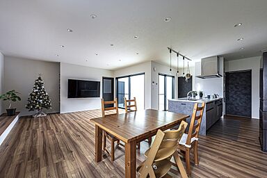 東建築|HIGASHIKENCHIKU|北九州の注文住宅工務店の施工事例「暮らしに寄り添う上質なグレートーンのシンプルモダンな平屋|東建築」の画像1