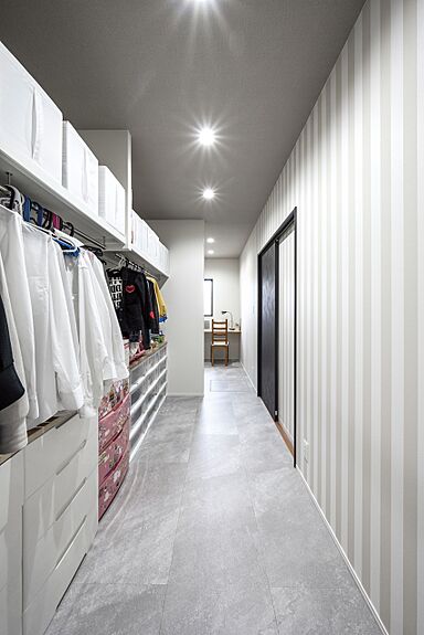 東建築|HIGASHIKENCHIKU|北九州の注文住宅工務店の施工事例「暮らしに寄り添う上質なグレートーンのシンプルモダンな平屋|東建築」の画像3