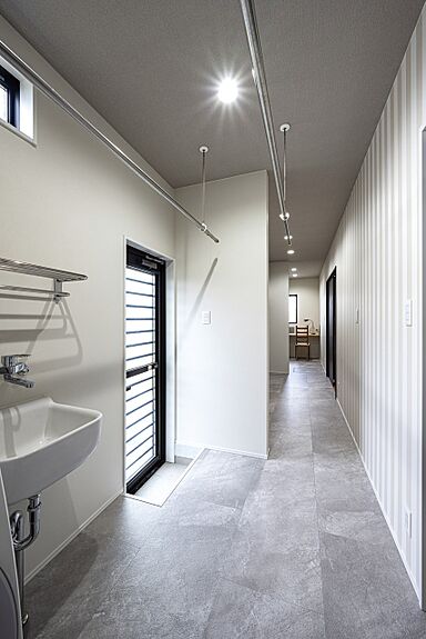 東建築|HIGASHIKENCHIKU|北九州の注文住宅工務店の施工事例「暮らしに寄り添う上質なグレートーンのシンプルモダンな平屋|東建築」の画像4
