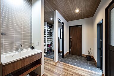 東建築|HIGASHIKENCHIKU|北九州の注文住宅工務店の施工事例「暮らしに寄り添う上質なグレートーンのシンプルモダンな平屋|東建築」の画像5