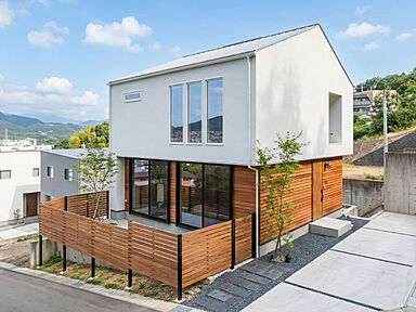 アーキホームライフ 岐阜エリアの施工事例「吹き抜けリビングと景色を楽しむ、木のぬくもりあふれる家」の画像2