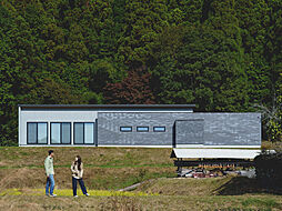 アーキホームライフ 岐阜エリアの施工事例「田園風景に佇むビルトインガレージ付きの平屋」の画像