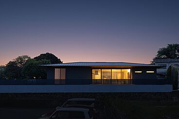 リベラルホーム株式会社の施工事例「潤野の家|中庭と木の軒天が迎える平屋」の画像