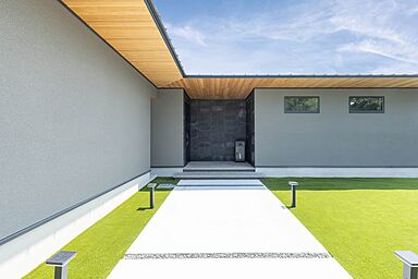 リベラルホーム株式会社の施工事例「潤野の家|中庭と木の軒天が迎える平屋」の画像2