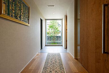 リベラルホーム株式会社の施工事例「潤野の家|中庭と木の軒天が迎える平屋」の画像3