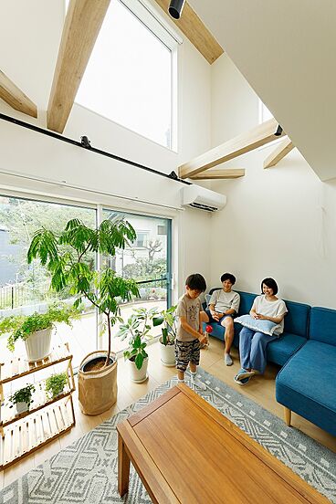 株式会社八幡 青梅店の施工事例「【2600万円台/吹抜】外から室内につながる緑と光。窓にこだわったのびやかな家」の画像