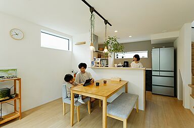 株式会社八幡 青梅店の施工事例「【2600万円台/吹抜】外から室内につながる緑と光。窓にこだわったのびやかな家」の画像4