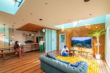 ぽっくハウスの施工事例「ブルーと木目が彩る、約30畳LDKの西海岸スタイルの家」の画像1