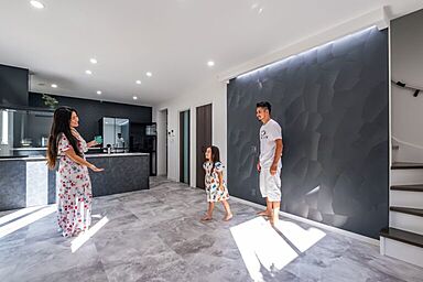 ぽっくハウスの施工事例「ホテルライクなLDKと、好きな色が映えるサロンのある家」の画像1