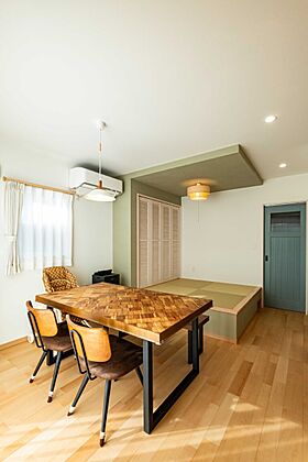ぽっくハウスの施工事例「木の勾配天井と隠し扉。家族の時間も趣味も楽しむ家」の画像4