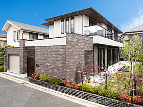 株式会社細田工務店の施工事例「横線基調とバットレス、タイル張りの外観が魅力的な住まい/東京都武蔵野市 T様邸」のメイン画像