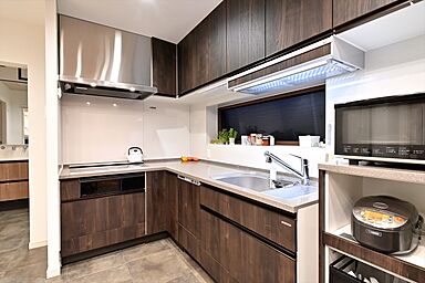 株式会社細田工務店の施工事例「本好きなご家族が暮らす二世帯住宅/東京都杉並区 T様邸」の画像1