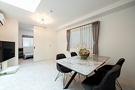 株式会社細田工務店の施工事例「間口4.2mに建つ、最大限に敷地を活かした住まい」のメイン画像