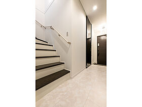 株式会社細田工務店の施工事例「間口4.2mに建つ、最大限に敷地を活かした住まい」の画像3