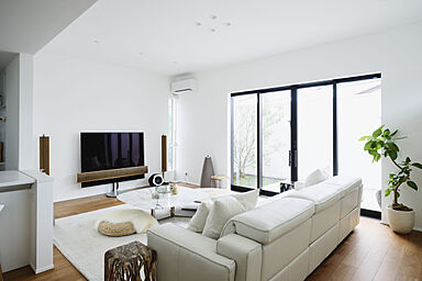 株式会社細田工務店の施工事例「二世帯で暮らす、シンプルでシームレスな家」の画像1