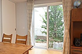 株式会社細田工務店の施工事例「家に帰るのがうれしくなる、中庭をのぞむ「コの字型」の家」の画像3