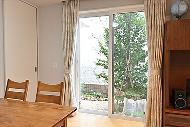 株式会社細田工務店の施工事例「家に帰るのがうれしくなる、中庭をのぞむ「コの字型」の家」の画像3