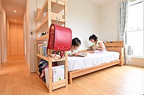 株式会社細田工務店の施工事例「家に帰るのがうれしくなる、中庭をのぞむ「コの字型」の家」の画像5