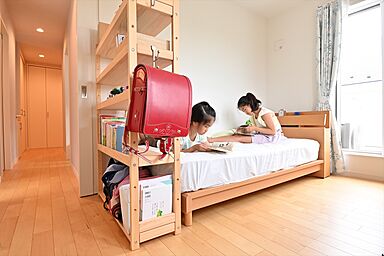 株式会社細田工務店の施工事例「家に帰るのがうれしくなる、中庭をのぞむ「コの字型」の家」の画像5