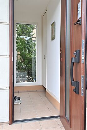 株式会社細田工務店の施工事例「家に帰るのがうれしくなる、中庭をのぞむ「コの字型」の家」の画像9