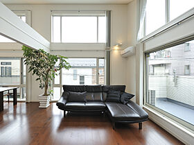 ウィザースホーム 豊洲展示場の施工事例「間口約5mの外観からは想像できない大空間」の画像1