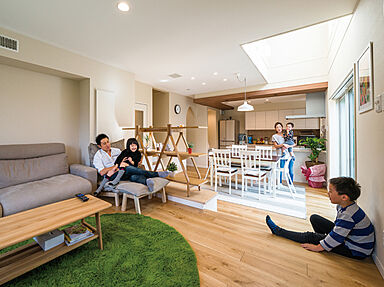 ウィザースホーム 豊洲展示場の施工事例「吹抜け、アーチ、小上がりリビングのある家」の画像1