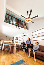 カフェスタイルのリビング ウィザースホーム 旭展示場の事例画像