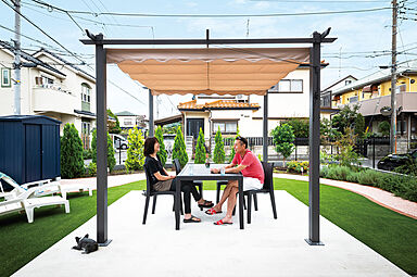 ウィザースホーム 豊洲展示場の施工事例「ガゼボのある庭と仲間と集う大切な空間を叶えた家」の画像1