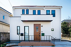 ウィザースホーム 八王子展示場(※要予約)の施工事例「吹き抜けの玄関と明るい2階リビング、カリフォルニア風スタイルを叶えた家」のメイン画像