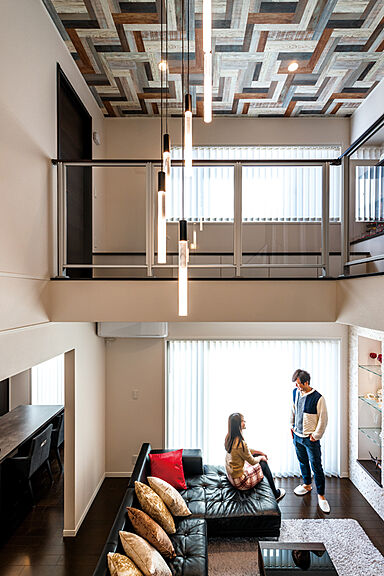 ウィザースホーム 加平展示場の施工事例「【吹き抜け】モダンで開放的なリビングを叶えた、断熱性にも配慮した家」の画像1