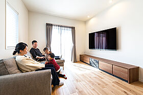 ウィザースホーム 八王子展示場(※要予約)の施工事例「黒一色の外壁タイルでこだわりを表現したダブル発電住宅」の画像1