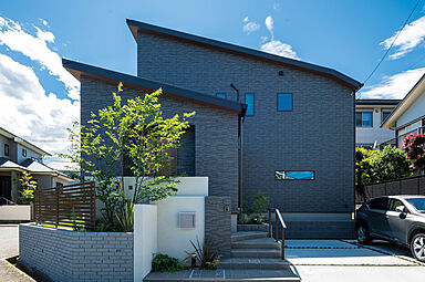 ウィザースホーム 豊洲展示場の施工事例「タタミコーナー、中2階、ホームバー。 集いの空間に楽しい居場所をちりばめた家」の画像