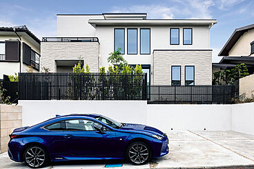 ウィザースホーム 加平展示場の施工事例「ホームバー、アイランドキッチン、ワインセラー。 絵になる「食の空間」を実現した家」の画像