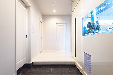 ウィザースホーム 加平展示場の施工事例「ホームバー、アイランドキッチン、ワインセラー。 絵になる「食の空間」を実現した家」の画像6