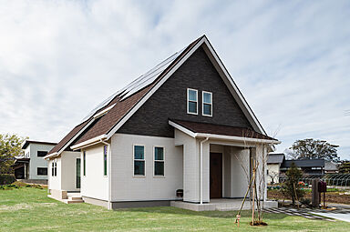 ウィザースホーム 豊洲展示場の施工事例「印象的な大屋根と開放的なリビング。 家中の健やかな空気にも大満足しています。」の画像