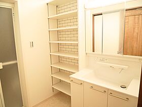 地元密着 創業67年のミヤウチ建設株式会社の施工事例「回遊動線と勾配天井のLDKが魅力な平屋」の画像2