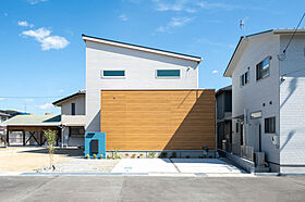 ヤマト住建株式会社の施工事例「土間玄関とLDKが繋がる木に包まれた住まい」のメイン画像